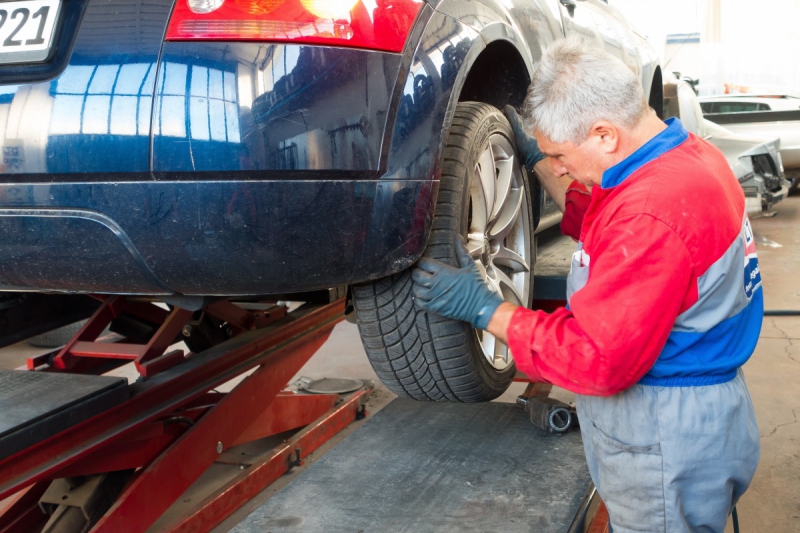 vente-NICE-min_auto_repair_repair_lift_auto_mechanic_work_clothes_master_professional_man_of_the_fold-685629