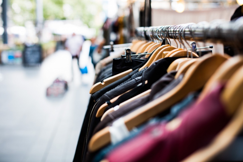 vente-NICE-min_blur_close_up_focus_hanger_jacket_market_people_rack-1176303