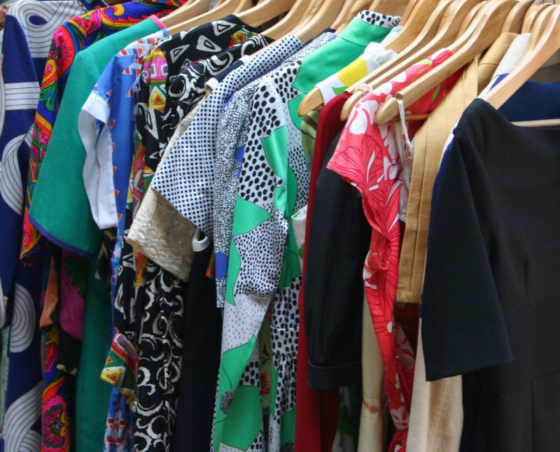 vente-NICE-min_dresses_apparel_clothing_clothes_clothes_hangers_wooden_hangers_retail_shop_closet-1149845