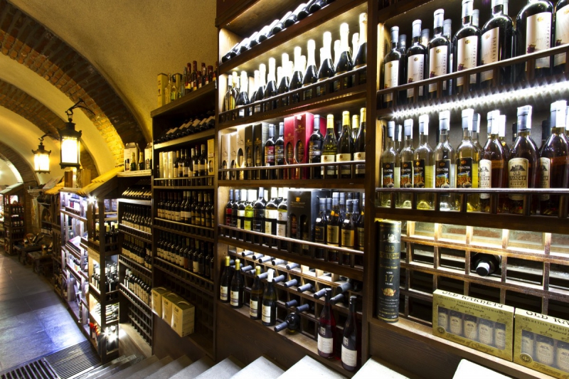 vente-NICE-min_world_street_travel_shop_canon_georgia_wine_bottles-429767